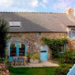 Maison bretonne en pierre aux volets et portes bleus, avec jardin