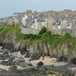 Maisons bretonnes et remparts au bord de falaises rocheuses