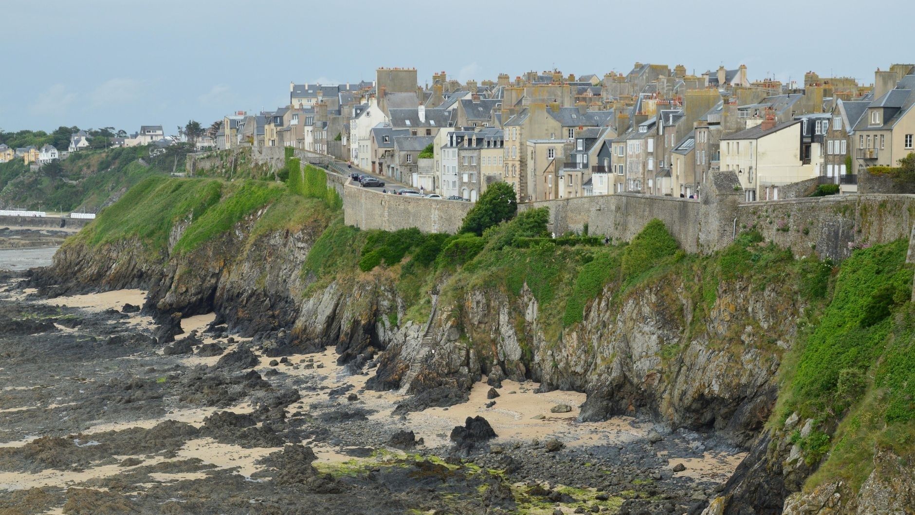 Maisons bretonnes et remparts au bord de falaises rocheuses