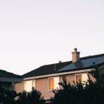 Maison individuelle au crépuscule, avec toiture et fenêtres visibles