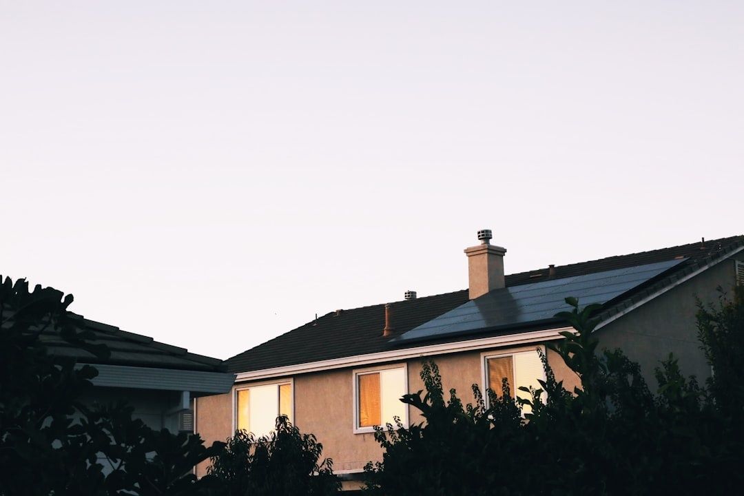 Maison individuelle au crépuscule, avec toiture et fenêtres visibles