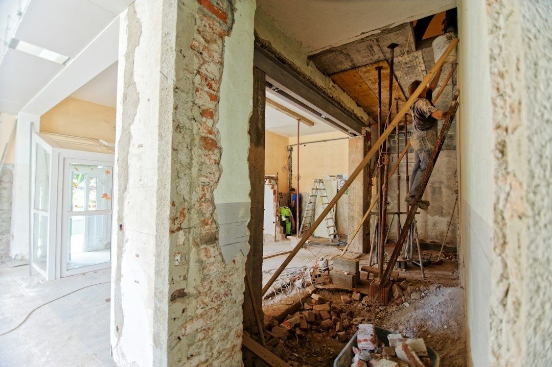 Travaux de rénovation avec murs ouverts et étaiement en bois